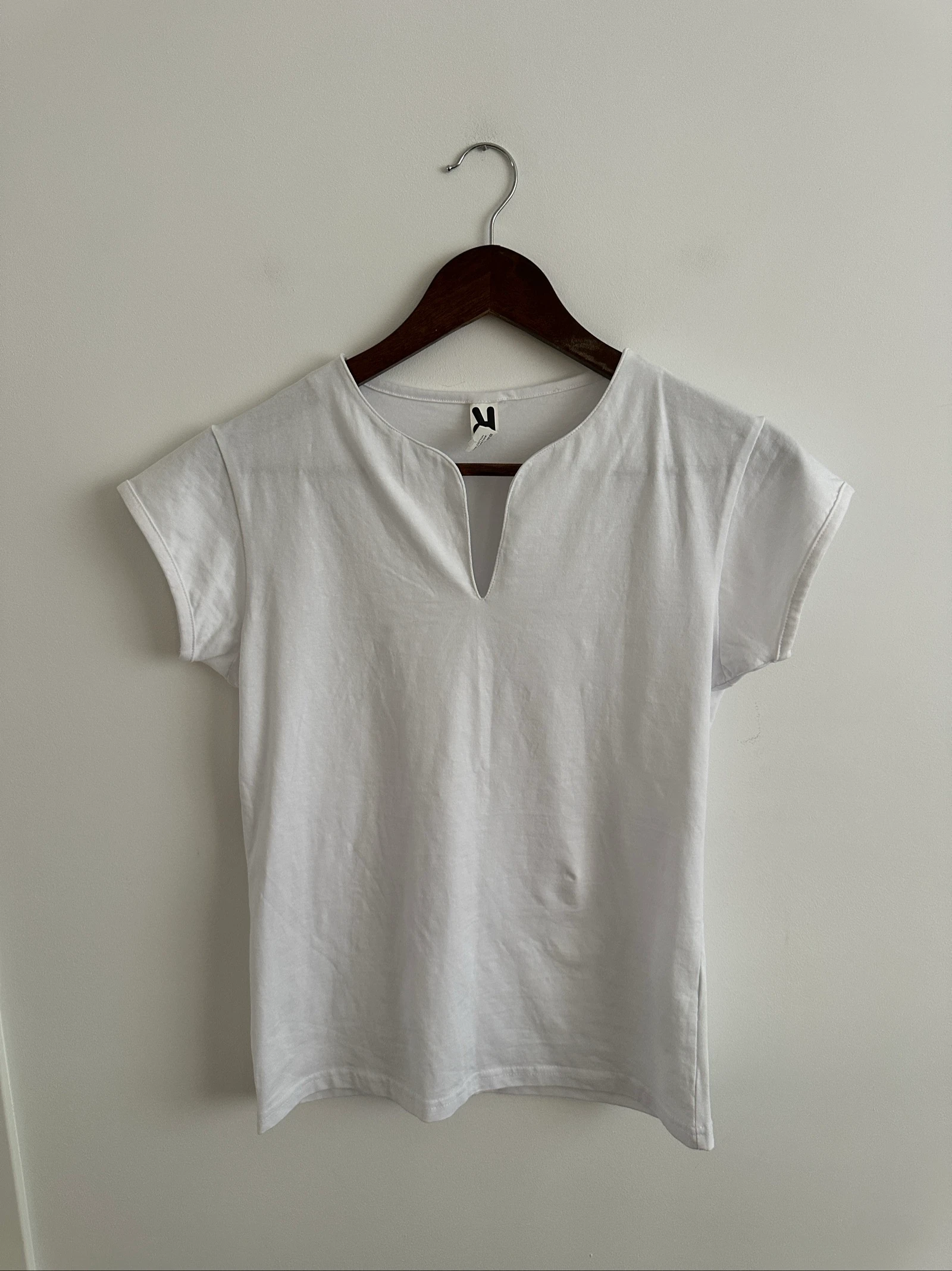 Top blanco básico cuello V Roly Belice | Camiseta entallada M/L